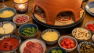 Bakjes met verschillende toppings. Met een Pizzarette op een sfeervolle tafel.