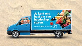 Albert Heijn bezorgbus met een kleurrijke afbeelding van boodschappen en de tekst "Je kunt ons best om een boodschap sturen."