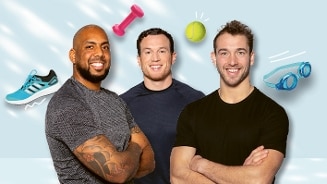 Drie mannen met sportartikelen zoals een sportschoen, een roze dumbbell, een tennisbal en een blauw zwembril op de achtergrond.