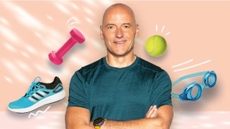 Man met sportartikelen zoals een roze halter, een tennisbal, een sportbril, en een Adidas sportschoen.