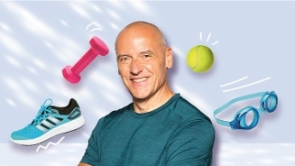 Sportaccessoires zoals een roze halter, blauwe sportschoen, tennisbal en zwembril.
