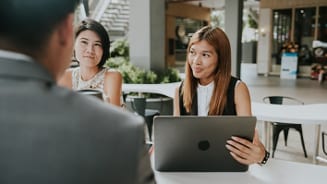 Mensen in een zakelijke ontmoeting met een laptop op tafel