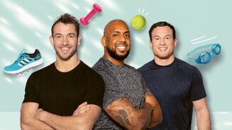 Drie mannen met sportaccessoires zoals een trainingsschoen, dumbbell, tennisbal en zwembril op de achtergrond.