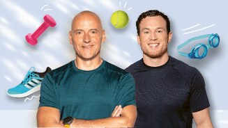 Twee mannen in sportieve shirts omringd door fitnesssymbolen zoals een roze halter, hardloopschoenen, een tennisbal en een zwembril.
