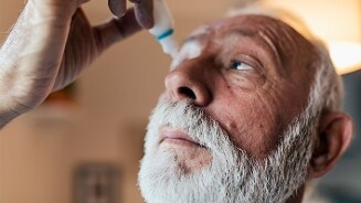 Hand van een persoon die iets omhoog houdt in een huiselijke omgeving