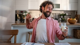 Een man met een glas melk.