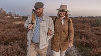 Twee mensen wandelend in de natuur.