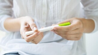 Vrouw houdt een zwangerschapstest vast
