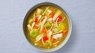 Grote kom goed gevulde kippensoep.