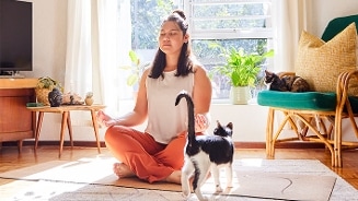 Een vrouw die aan yoga doet voor ontspanning.