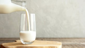 Glas melk wordt ingeschonken