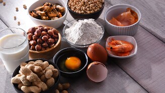 Verschillende voedselallergenen zoals melk, hazelnoten, pinda's, eieren, schaaldieren, vis, sojabonen en tarwe.