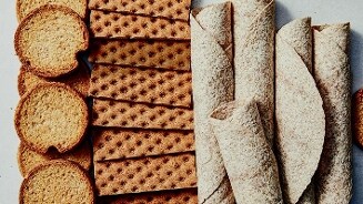 Verschillende soorten crackers en wraps op een rij.