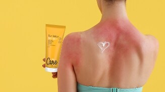 Zonnebrandcrème SPF 50+ tegen zonnebrand op rug van vrouw.