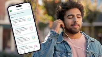 Person met oortelefoons en smartphone met gezondheidsapp op het scherm