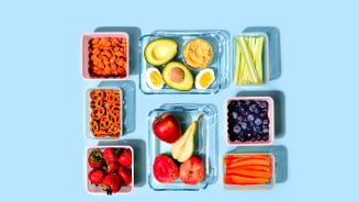 healthy snacking met gezonde tussendoortjes zoals aardbeiden, noten, fruit, avocado