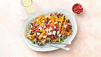 Groenteschotel met gegrilde wortelen, rode ui, quinoa, granaatappelpitjes en geitenkaas.
