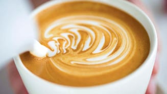 Kopje cappuccino met latte art patroon