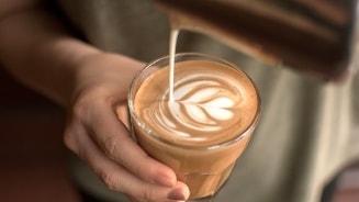 Latte art in een cortado, vers bereid.
