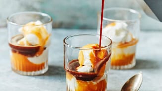 Affogato dessert met vanille-ijs, karamelsaus en espresso in glazen geserveerd.