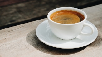 Witte kopje espresso op een houten tafel