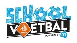 Logo van Schoolvoetbal, met de tekst "Schoolvoetbal", KNVB-logo en "Powered by Albert Heijn".