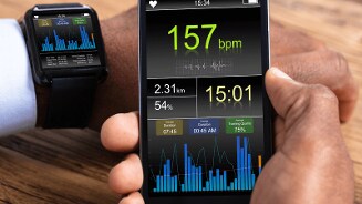 Smartwatch en smartphone met fitnessdata voor tijdens de lunchwandeling I Albert Heijn
