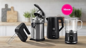Verschillende keukenapparaten van het merk Blué, waaronder een handmixer, citruspers, waterkoker en glazen melkopschuimer op een keukenblad met een label "Nieuw".