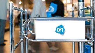 Toegangspoortje met Albert Heijn-logo in een supermarkt.