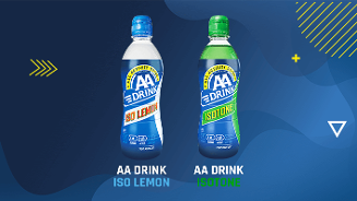 AA Drink Iso Lemon en Isotone flessen op een blauwe achtergrond.