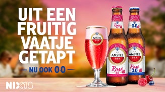 Amstel bier Rosé 4.0 en Rosé 0.0 flesjes en glas met roze bier, omringd door rood fruit zoals framboos, kers en blauwe bes, met grote tekst 'Uit een fruitig vaatje getapt' op een zomerse achtergrond