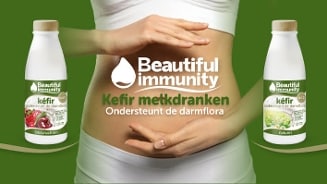 Beautiful Immunity kefir melkdranken, bosvruchten en naturel, ter ondersteuning van de darmflora met afbeelding van een buik.