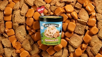 Ben & Jerry's Spectacu-love ijs met karamelblokjes en koekjes op de achtergrond