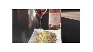 Cono Sur Bicicleta Rosé wijn met een bord van avocado en zalm.