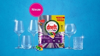 Dreft Platinum Plus vaatwastabletten megaverpakking met 45 stuks, omgeven door glanzend schone wijnglazen en tumblers op een blauwe achtergrond, met een roze cirkel met de tekst 'Nieuw'