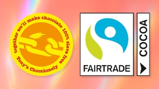 Twee logo's op een gekleurde achtergrond: links het oranje Tony's Chocolonely-logo met een gebroken ketting en de tekst "together we'll make chocolate 100% slave free", rechts het Fairtrade Cocoa keurmerk met een blauw, groen en wit gestileerd figuur.