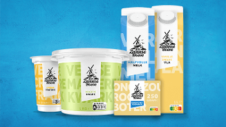 Zaanse Hoeve zuivelproducten, waaronder crème fraîche, magere kwark, halfvolle melk, vanille vla en roomboter, gepresenteerd op een blauwe achtergrond.