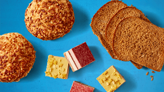 AH glutenvrije producten, Kaas uien bollen, meergranen brood en AH Glutenvrij Raw cakes aardbei en passievrucht mango