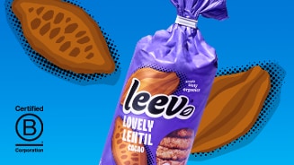 Zak Leev Lovely Lentil Cacao biologische linzenkoeken tegen blauwe achtergrond met cacao illustraties en B Corp certificering