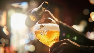 Leffe bier wordt in een kelkglas geschonken