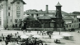 Historische afbeelding van de Birra Peroni brouwerij met mensen en paard-en-wagens op de voorgrond.