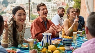 Eettafel met kleurrijke gerechten en decoraties in mediterrane omgeving