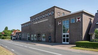 Texelse Bierbrouwerij gebouw aan een rustige straat op een zonnige dag