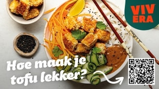Krokante tofu maaltijd met noedels, komkommer en wortel, geserveerd met saus en zwarte sesamzaadjes, met de tekst "Hoe maak je tofu lekker?" en een QR-code.