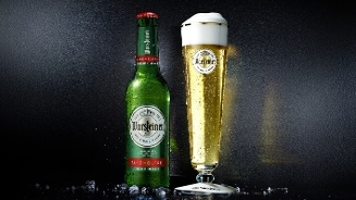 Warsteiner alcoholvrij bierflesje naast een gevuld glas pilsner.