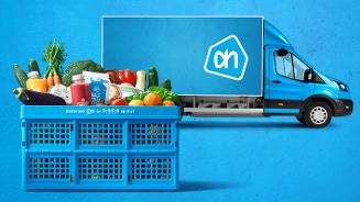 Albert Heijn bestelbus met een volle krat boodschappen voor bezorging.