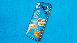 Smartphone met afbeeldingen van Albert Heijn producten, aanbiedingen, een cadeaukaart, en een Allerhande maaltijd op een blauwe achtergrond