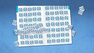 Spaarzegels van Albert Heijn in een spaarkaart met losse zegels eromheen op een blauwe achtergrond