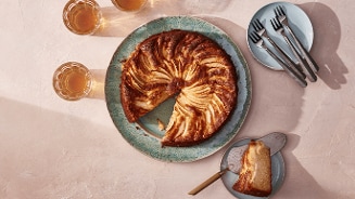Appelcake met glaasjes sap