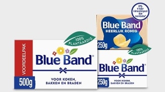 Twee verpakkingen Blue Band margarine, één voordeelpak van 500g en één van 250g, beide met het label "100% plantaardig" en geschikt voor koken, bakken en braden. Op de achtergrond een pak Blue Band heerlijk romig van 250g.